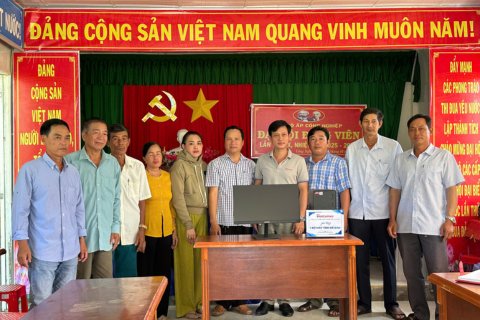 CHƯƠNG TRÌNH TRAO TẶNG MÁY VI TÍNH VÀ QUÀ HỌC TẬP TẠI PHÚ TÂN, CÀ MAU